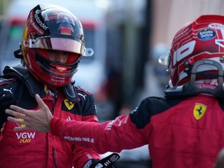 Jazdci tímu Ferrari, zľava Carlos Sainz a Charles Leclerc.