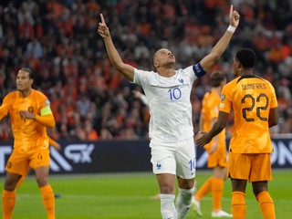 Kylian Mbappé sa teší z gólu do siete Holandska.