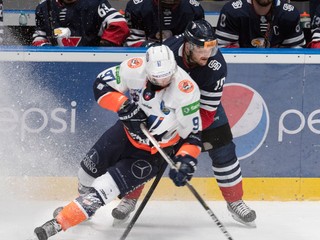 Patriks Zabusovs (vľavo) a  Milan Kytnár v zápase HC Slovan Bratislava - HK Dukla Ingema Michalovce.