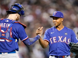Jose Leclerc a Jonah Heim z Texas Rangers sa tešia z triumfu v treťom finále Svetovej série nad Arizona Diamondbacks.