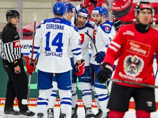 Slovenskí hokejisti sa tešia z gólu v zápase Rakúsko - Slovensko.