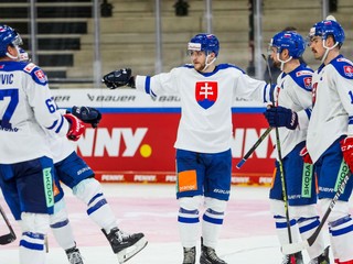 Slovenskí hokejisti sa tešia z gólu na Nemeckom pohári 2023.