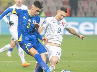 Róbert Boženík (vpravo) v zápase Bosna a Hercegovina - Slovensko v kvalifikácii EURO 2024.