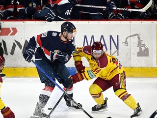 Momentka zo zápasu Dukla Trenčín - HC Slovan Bratislava.