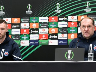 Tréner ŠK Slovan Vladimír Weiss a hráč Jaromír Zmrhal počas tlačovej konferencie.   
