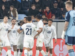 Futbalisti OSC Lille sa tešia z gólu v zápase proti Slovanu Bratislava.