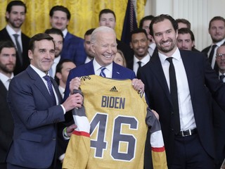 Joe Biden drží hokejový dres so svojím meno počas prijatia Vegas Golden Knights.