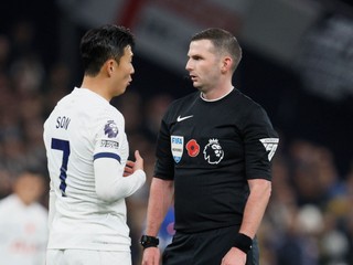 Son Heung-min a rozhodca Michael Oliver počas zápasu Tottenham - Chelsea