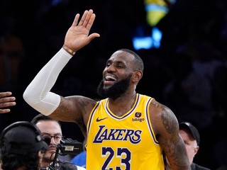 Hviezdny basketbalista LeBron James v drese Los Angeles Lakers.