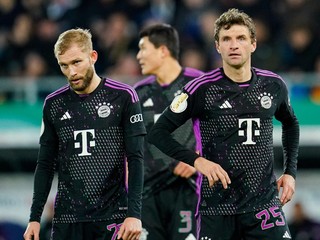 Sklamaní hráči Bayernu Mníchov po prehre s treťoligovým 1. FC Saarbrücken.