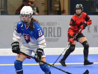 Nela Lopušanová počas zápasu na MS žien v hokejbale Kanada - Slovensko. 