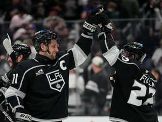 Anže Kopitar (11) a Kevin Fiala (22).