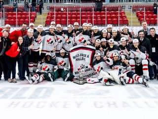 Hokejisti Kanady oslavujú triumf