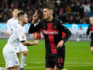 Patrik Schicksa teší po strelenom góle v zápase Bayer Leverkusen - VfL Bochum-
