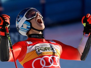 Marco Odermatt sa teší z triumfu v nedeľnom obrovskom slalome v Alta Badia 2023.