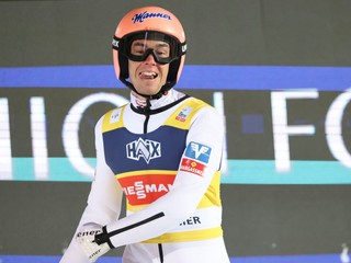 Stefan Kraft sa teší po triumfe v Lillehammeri 2023.
