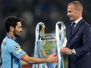 President UEFA Aleksander Čeferin odovzdáva kapitánovi Manchesteru City trofej Ligy majstrov.