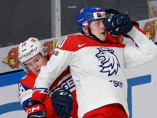 Martin Johnsen (vľavo) a Robin Sapoušek v zápase Nórsko - Česko na MS v hokeji do 20 rokov 2024.