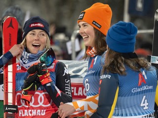 Petra Vlhová, Mikaela Shiffrinová a Sara Hectorová oslavujú pódium v slalome vo Flachau.