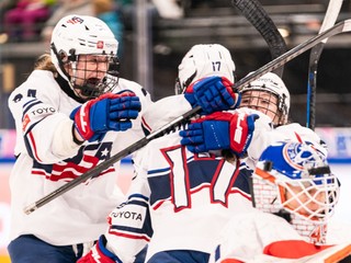 Hokejistky USA do 18 rokov sa tešia z gólu vo finále MS proti hráčkam Česka. 