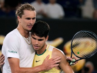 Alexander Zverev (vľavo) a Carlos Alcaraz na Australian Open 2024.