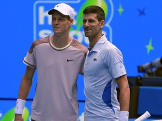 Novak Djokovič a Jannik Sinner pózujú pred semifinále Australian Open.