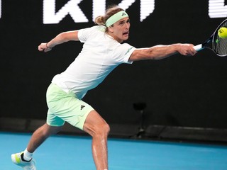 Alexander Zverev sa naťahuje za loptičkou v zápase na Australian Open 2024.
