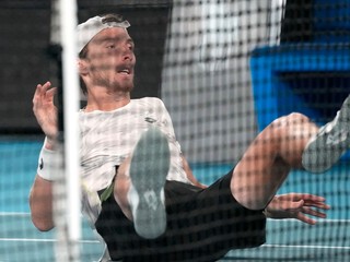 Slovenský tenista Lukáš Klein  v zápase proti Nemcovi Alexandrovi Zverevovi.