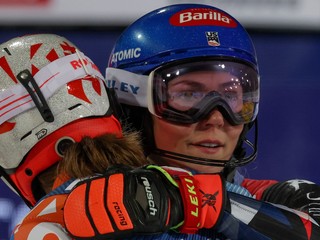 Petra Vlhová a Mikaela Shiffrinová v cieli nočného slalomu vo Flachau.