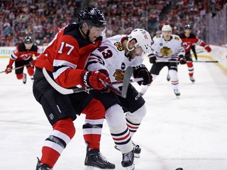 Šimon Nemec v zápase proti Chicagu Blackhawks.