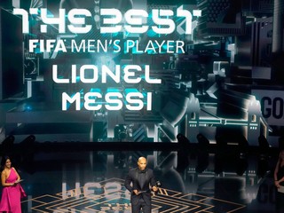 Thierry Henry preberá v mene Lionela Messiho cenu v ankete The Best 2023.