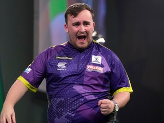 Luke Littler sa teší z výhry v sete vo finále MS v šípkach 2024.