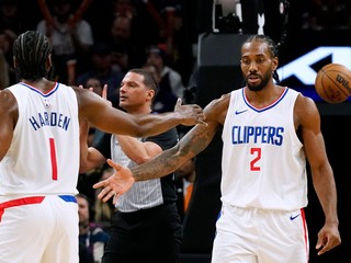 Basketbalisti tímu Los Angeles Clippers Kawhi Leonard a James Harden.