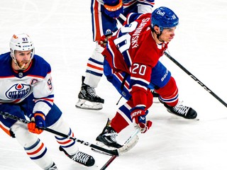 Juraj Slafkovský a Connor McDavid v zápase Montreal Canadiens - Edmonton Oilers.
