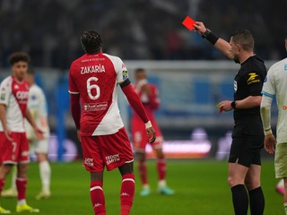 Hlavný rozhodca Willy Delajod vylúčil hráča AS Monaco Denisa Zakariu.