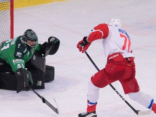 Brankár Pavel Kantor a Alexander Avcin v zápase HC Mikron Nové Zámky - Hk 32 Liptovský Mikuláš.