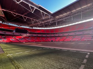 Pohľad na štadión Wembley z trávnika.