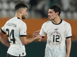 Futbalisti Egyptu Mohamed Abdelmonem (vľavo) a Mohamed Hamdy.