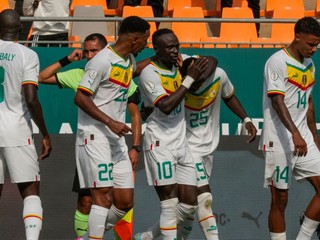 Lamine Camara sa so spoluhráčmi teší po strelenom góle v zápase Senegal - Gambia.