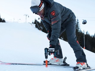 Zástupca FIS Wojciech Gajewski kontroluje trať pred pretekmi Svetového pohára v Jasnej.