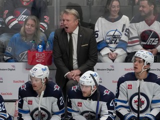 Rick Bowness na lavičke Winnipegu.