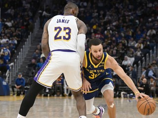 LeBron James (vľavo) sa pokúša blokovať Stephena Curryho. 