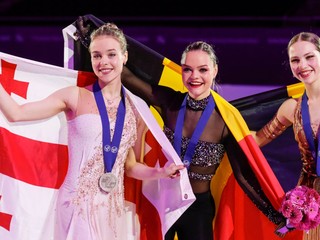 Gubanovová, Hendrickxová a Pinzarroneová pózujú s medailami na ME v krasokorčuľovaní 2024.