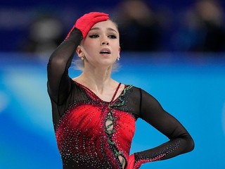 Kamila Valijevová počas voľného programu v tímovej súťaži žien na zimných olympijských hrách v Pekingu. 