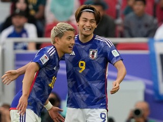 Japonskí futbalisti sa tešia z gólu
