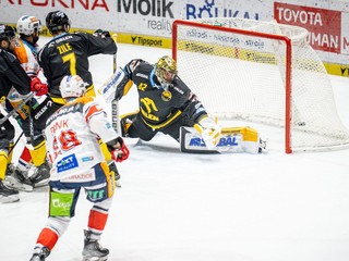 Richard Pánik strieľa gól v zápase HC Verva Litvínov - HC Dynamo Pardubice.