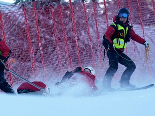 Petra Vlhová mala v Jasnej škaredý pád počas prvého kola obrovského slalomu. Zo svahu ju odvážali na saniach.