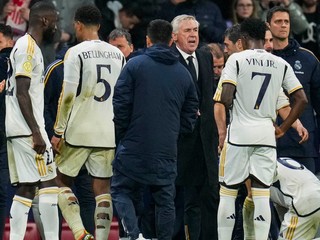 Tréner Realu Madrid Carlo Ancelotti dáva pokyny svojim zverencom