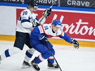 Oiva Keskinen (vľavo) a Adam Sýkora v zápase Slovensko - Fínsko vo štvrťfinále MS v hokeji do 20 rokov 2024.