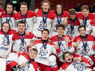 Českí hokejisti oslavujú bronz z MS do 20 rokov 2024.